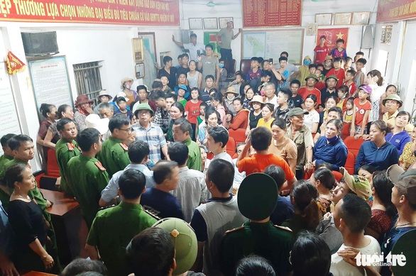 Dân ‘vây’ trụ sở xã yêu cầu khẩn trương cứu 9 ngư dân mất tích - Ảnh 1. Dân ‘vây’ trụ sở xã yêu cầu khẩn trương cứu 9 ngư dân mất tích - Ảnh 1.
