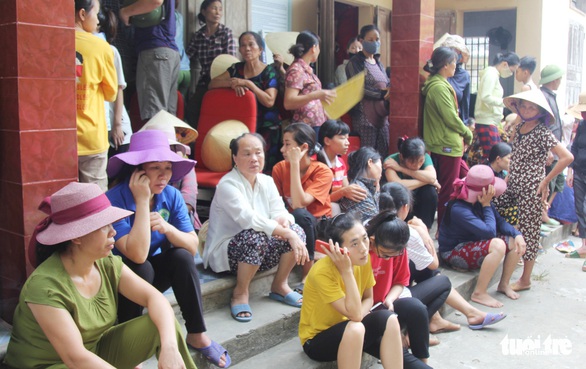 Dân ‘vây’ trụ sở xã yêu cầu khẩn trương cứu 9 ngư dân mất tích - Ảnh 7. Dân ‘vây’ trụ sở xã yêu cầu khẩn trương cứu 9 ngư dân mất tích - Ảnh 7.