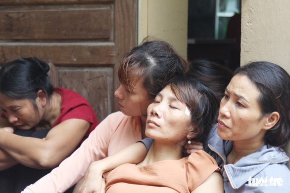Dân ‘vây’ trụ sở xã yêu cầu khẩn trương cứu 9 ngư dân mất tích - Ảnh 5. Dân ‘vây’ trụ sở xã yêu cầu khẩn trương cứu 9 ngư dân mất tích - Ảnh 5.