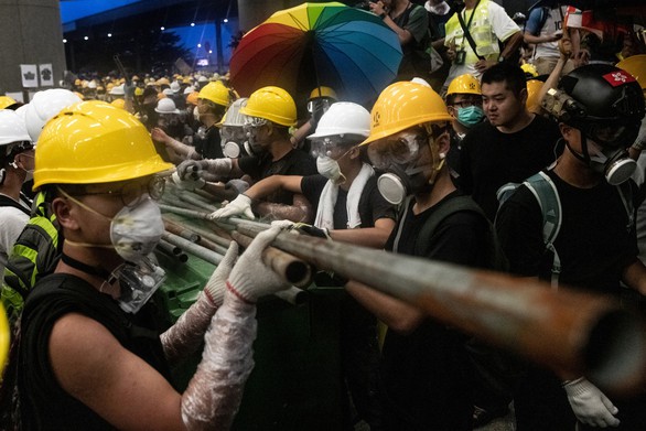 Bà Lâm Nguyệt Nga muốn đối thoại với giới trẻ Hong Kong - Ảnh 2. Bà Lâm Nguyệt Nga muốn đối thoại với giới trẻ Hong Kong - Ảnh 2.