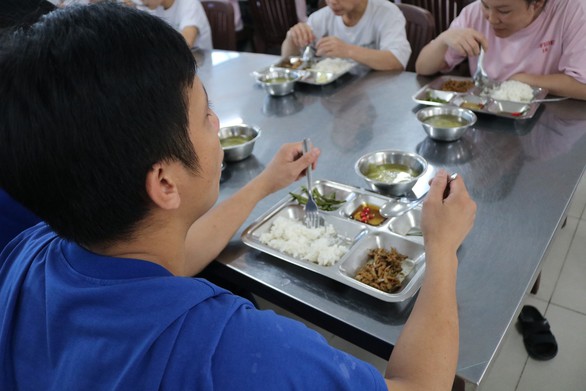 Nếu phát hiện bữa ăn ôi thiu, công nhân phản ánh ngay cho thành phố - Ảnh 2. Nếu phát hiện bữa ăn ôi thiu, công nhân phản ánh ngay cho thành phố - Ảnh 2.