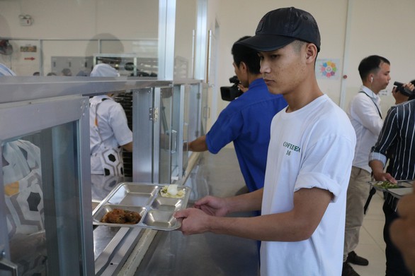 Nếu phát hiện bữa ăn ôi thiu, công nhân phản ánh ngay cho thành phố - Ảnh 1. Nếu phát hiện bữa ăn ôi thiu, công nhân phản ánh ngay cho thành phố - Ảnh 1.