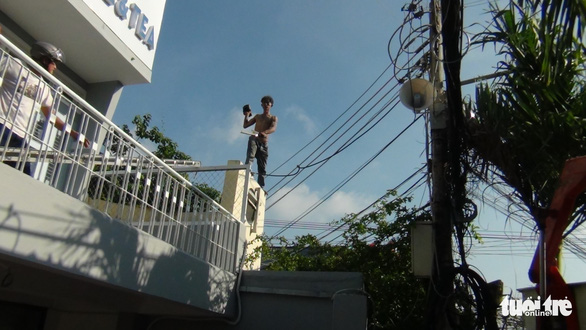 Cả trăm cảnh sát bao vây thanh niên ngáo đá cầm dao làm xiếc trên nóc nhà suốt 3 giờ - Ảnh 5. Cả trăm cảnh sát bao vây thanh niên ngáo đá cầm dao làm xiếc trên nóc nhà suốt 3 giờ - Ảnh 5.