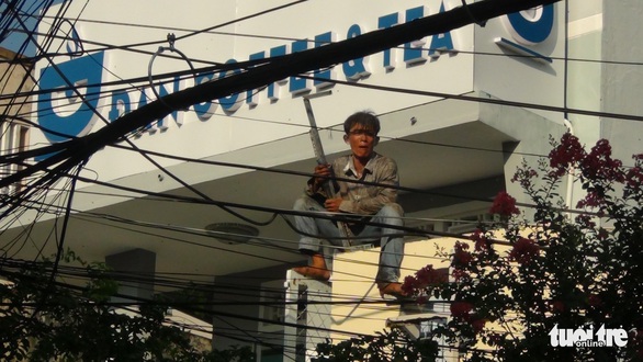 Cả trăm cảnh sát bao vây thanh niên ngáo đá cầm dao làm xiếc trên nóc nhà suốt 3 giờ - Ảnh 3. Cả trăm cảnh sát bao vây thanh niên ngáo đá cầm dao làm xiếc trên nóc nhà suốt 3 giờ - Ảnh 3.