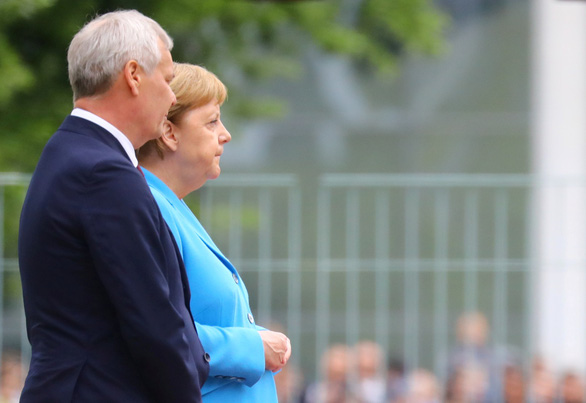 Bà Merkel run rẩy bất thường lần thứ 3 trong một tháng - Ảnh 1. Bà Merkel run rẩy bất thường lần thứ 3 trong một tháng - Ảnh 1.