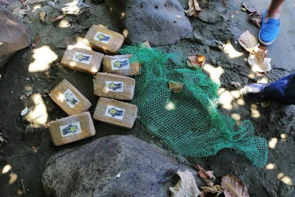 Philippines lúng túng với hàng trăm ký cocaine dạt vào bờ biển - Ảnh 1. Philippines lúng túng với hàng trăm ký cocaine dạt vào bờ biển - Ảnh 1.