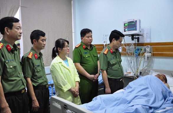 Thượng úy công an bị tông trực diện thực hiện đúng hiệu lệnh dừng xe chưa? - Ảnh 2. Thượng úy công an bị tông trực diện thực hiện đúng hiệu lệnh dừng xe chưa? - Ảnh 2.