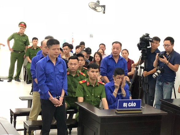 Hoãn phiên tòa xử Hưng kính vụ bảo kê chợ Long Biên vì vắng luật sư - Ảnh 1. Hoãn phiên tòa xử Hưng kính vụ bảo kê chợ Long Biên vì vắng luật sư - Ảnh 1.