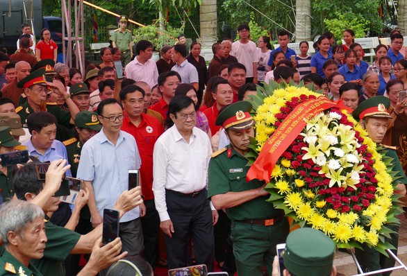 Ông Trương Tấn Sang dâng hương ở nghĩa trang liệt sĩ Vị Xuyên - Ảnh 1. Ông Trương Tấn Sang dâng hương ở nghĩa trang liệt sĩ Vị Xuyên - Ảnh 1.
