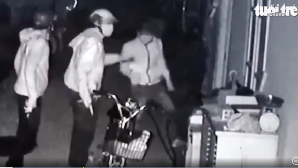 Video lăm lăm súng ngắn tấn công nhà dân ở Củ Chi là súng bắn đạn bi - Ảnh 1. Video lăm lăm súng ngắn tấn công nhà dân ở Củ Chi là súng bắn đạn bi - Ảnh 1.