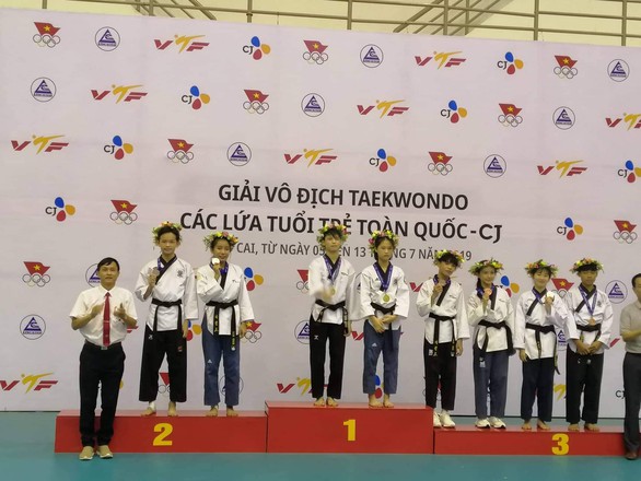 VĐV ra khỏi thảm, té khi đi quyền taekwondo vẫn huy chương vàng - Ảnh 4. VĐV ra khỏi thảm, té khi đi quyền taekwondo vẫn huy chương vàng - Ảnh 4.