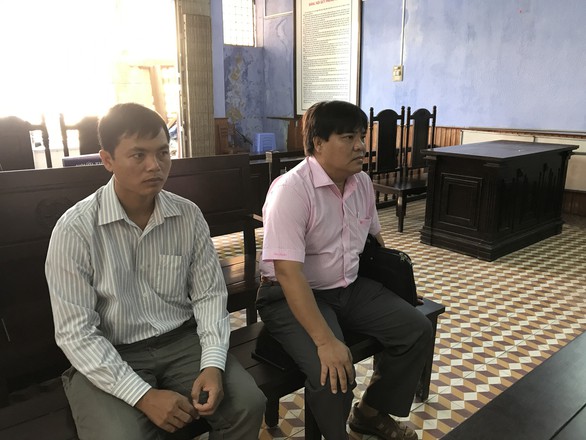 Chủ tọa phiên tòa cáo bệnh nên không thể tuyên án hai cán bộ quản lý thị trường - Ảnh 1. Chủ tọa phiên tòa cáo bệnh nên không thể tuyên án hai cán bộ quản lý thị trường - Ảnh 1.