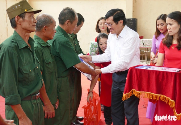 Ông Trương Tấn Sang thắp hương tại Đài tưởng niệm 468 Vị Xuyên - Ảnh 2. Ông Trương Tấn Sang thắp hương tại Đài tưởng niệm 468 Vị Xuyên - Ảnh 2.