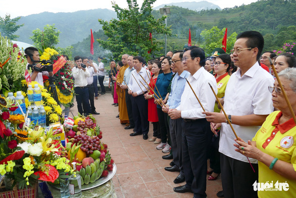 Ông Trương Tấn Sang thắp hương tại Đài tưởng niệm 468 Vị Xuyên - Ảnh 5.