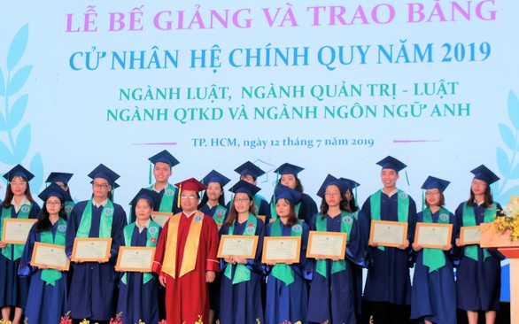 Tới tận nhà trao bằng tốt nghiệp cho cử nhân luật đã qua đời - Ảnh 1. Tới tận nhà trao bằng tốt nghiệp cho cử nhân luật đã qua đời - Ảnh 1.