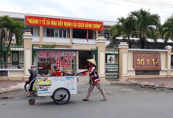 Khởi tố nguyên giám đốc Sở Y tế tỉnh Cà Mau - Ảnh 2. Khởi tố nguyên giám đốc Sở Y tế tỉnh Cà Mau - Ảnh 2.