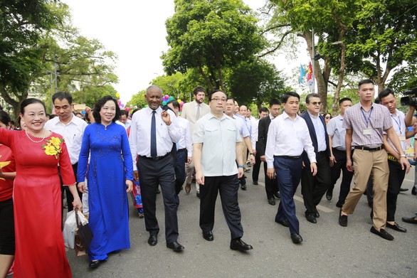Ngộ nghĩnh trâu mặc hoàng bào dạo phố ở Hà Nội - Ảnh 4. Ngộ nghĩnh trâu mặc hoàng bào dạo phố ở Hà Nội - Ảnh 4.
