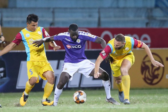 Hà Nội bị gỡ hòa 2-2, HLV Chu Đình Nghiêm tính xông vào sân gặp trọng tài - Ảnh 2. Hà Nội bị gỡ hòa 2-2, HLV Chu Đình Nghiêm tính xông vào sân gặp trọng tài - Ảnh 2.