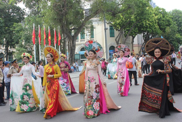 Ngộ nghĩnh trâu mặc hoàng bào dạo phố ở Hà Nội - Ảnh 5. Ngộ nghĩnh trâu mặc hoàng bào dạo phố ở Hà Nội - Ảnh 5.