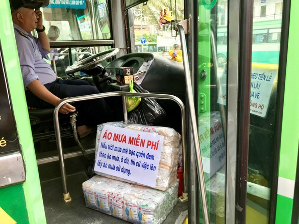 Tài xế xe buýt Huy búp bê: Móc túi dọa cứa cổ, tôi vẫn làm - Ảnh 2. Tài xế xe buýt Huy búp bê: Móc túi dọa cứa cổ, tôi vẫn làm - Ảnh 2.