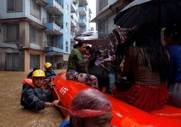 13 khách du lịch Việt Nam mắc kẹt vì lũ tại Nepal đã an toàn - Ảnh 1. 13 khách du lịch Việt Nam mắc kẹt vì lũ tại Nepal đã an toàn - Ảnh 1.