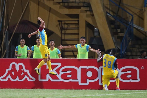 Hà Nội bị gỡ hòa 2-2, HLV Chu Đình Nghiêm tính xông vào sân gặp trọng tài - Ảnh 4. Hà Nội bị gỡ hòa 2-2, HLV Chu Đình Nghiêm tính xông vào sân gặp trọng tài - Ảnh 4.