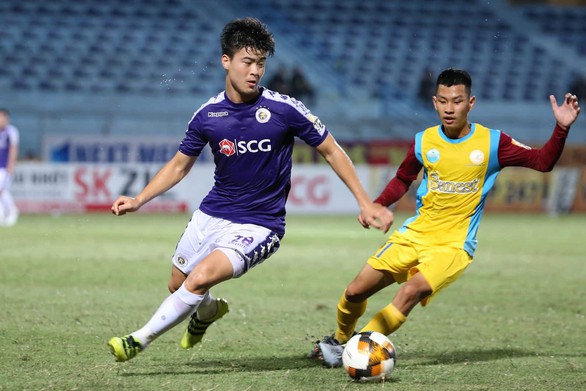 Hà Nội bị gỡ hòa 2-2, HLV Chu Đình Nghiêm tính xông vào sân gặp trọng tài - Ảnh 3. Hà Nội bị gỡ hòa 2-2, HLV Chu Đình Nghiêm tính xông vào sân gặp trọng tài - Ảnh 3.