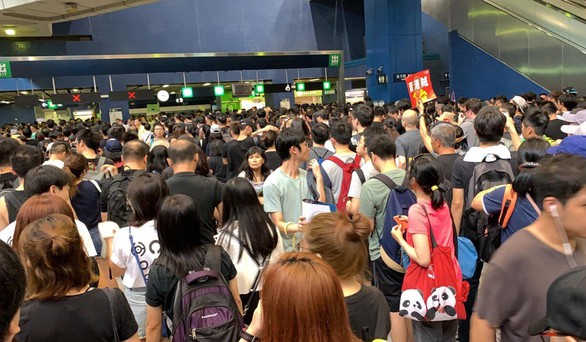 Hàng ngàn người Hong Kong tiếp tục xuống đường phản đối dự luật dẫn độ - Ảnh 3. Hàng ngàn người Hong Kong tiếp tục xuống đường phản đối dự luật dẫn độ - Ảnh 3.