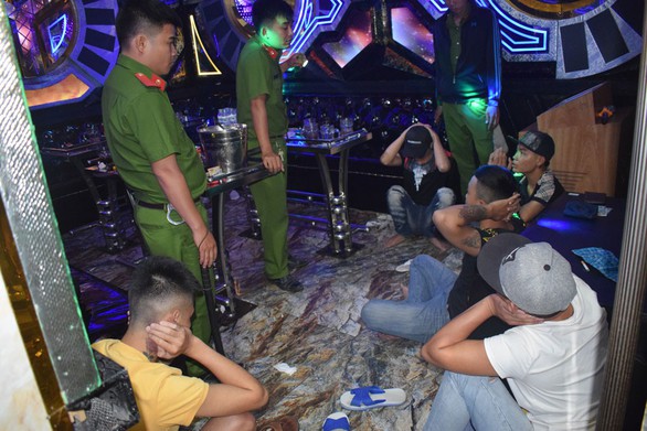 Lại phát hiện quán karaoke đầy khách chơi ma túy ở Long An - Ảnh 1. Lại phát hiện quán karaoke đầy khách chơi ma túy ở Long An - Ảnh 1.