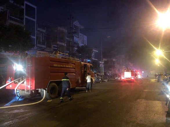 Chợ bị cháy trong đêm, 45 kiốt bị thiêu rụi - Ảnh 1. Chợ bị cháy trong đêm, 45 kiốt bị thiêu rụi - Ảnh 1.