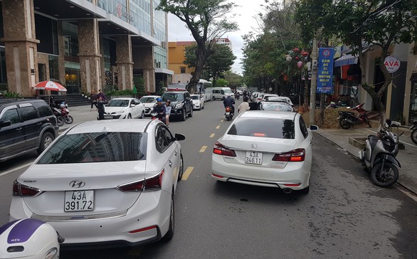 Đà Nẵng thắt chặt dừng, đỗ ô tô để giảm ùn tắc - Ảnh 2. Đà Nẵng thắt chặt dừng, đỗ ô tô để giảm ùn tắc - Ảnh 2.