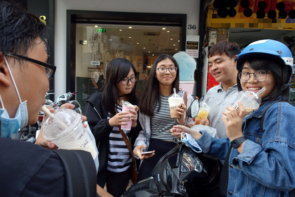 Ly trà sữa nhỏ tạo lốc toàn cầu, móc túi khách uống cả tỉ USD - Ảnh 1. Ly trà sữa nhỏ tạo lốc toàn cầu, móc túi khách uống cả tỉ USD - Ảnh 1.