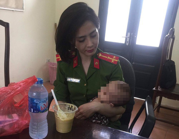 Công an giải cứu bố ôm con 7 tháng tuổi định nhảy cầu Nhật Tân tự tử - Ảnh 1. Công an giải cứu bố ôm con 7 tháng tuổi định nhảy cầu Nhật Tân tự tử - Ảnh 1.