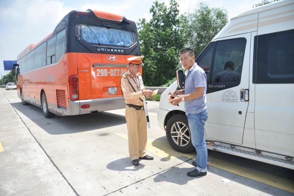 Cảnh sát giao thông đeo camera xét xe nghi uống rượu bia, chơi ma túy - Ảnh 1. Cảnh sát giao thông đeo camera xét xe nghi uống rượu bia, chơi ma túy - Ảnh 1.