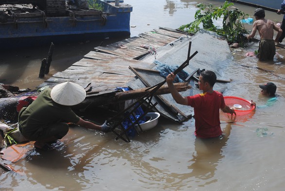 Hà bá nuốt chửng 5 căn nhà lúc nửa đêm, người dân may mắn thoát nạn - Ảnh 3. Hà bá nuốt chửng 5 căn nhà lúc nửa đêm, người dân may mắn thoát nạn - Ảnh 3.