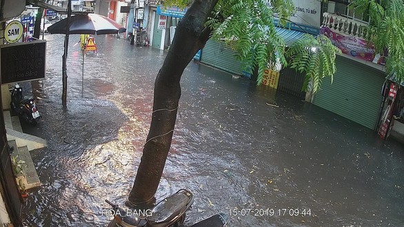 Mưa dông ở Hà Nội quật xe máy ngã lăn lóc - Ảnh 9. Mưa dông ở Hà Nội quật xe máy ngã lăn lóc - Ảnh 9.