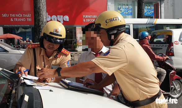 CSGT ngày đầu ra quân: Dân ủng hộ tăng cường kiểm tra nồng độ cồn và ma túy - Ảnh 1. CSGT ngày đầu ra quân: Dân ủng hộ tăng cường kiểm tra nồng độ cồn và ma túy - Ảnh 1.