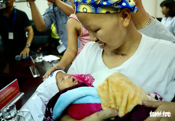 Hai mẹ con chị Liên và bé Bình An cùng ra viện về nhà - Ảnh 2. Hai mẹ con chị Liên và bé Bình An cùng ra viện về nhà - Ảnh 2.