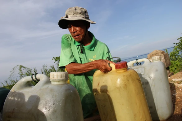 Người miền Trung chật vật vì hạn hán, xâm nhập mặn - Ảnh 1. Người miền Trung chật vật vì hạn hán, xâm nhập mặn - Ảnh 1.