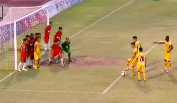 Mặt sân trơ đất, mấp mô, cầu thủ đá V-League 2019 như bị... cực hình - Ảnh 1. Mặt sân trơ đất, mấp mô, cầu thủ đá V-League 2019 như bị... cực hình - Ảnh 1.