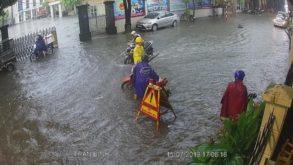 Mưa dông ở Hà Nội quật xe máy ngã lăn lóc - Ảnh 6. Mưa dông ở Hà Nội quật xe máy ngã lăn lóc - Ảnh 6.