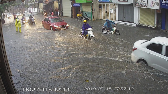 Mưa dông ở Hà Nội quật xe máy ngã lăn lóc - Ảnh 7. Mưa dông ở Hà Nội quật xe máy ngã lăn lóc - Ảnh 7.