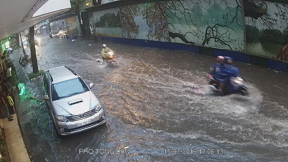 Mưa dông ở Hà Nội quật xe máy ngã lăn lóc - Ảnh 8. Mưa dông ở Hà Nội quật xe máy ngã lăn lóc - Ảnh 8.