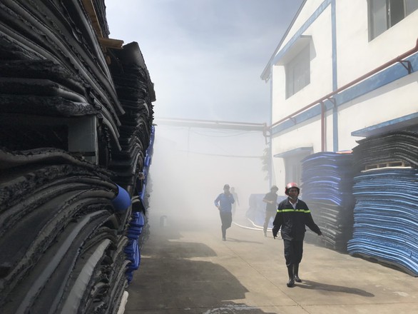 Cháy lớn kho nguyên liệu làm giày da, khói độc phun mù mịt - Ảnh 3. Cháy lớn kho nguyên liệu làm giày da, khói độc phun mù mịt - Ảnh 3.