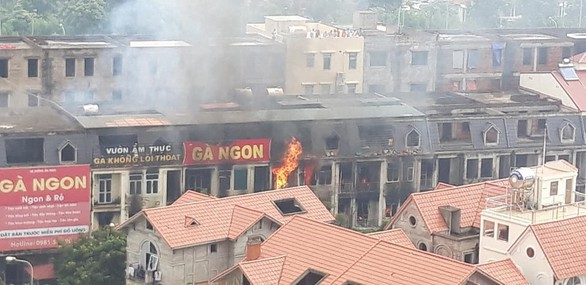 Cháy quán gà ở Thiên đường Bảo Sơn, khói bốc đen kịt - Ảnh 1. Cháy quán gà ở Thiên đường Bảo Sơn, khói bốc đen kịt - Ảnh 1.
