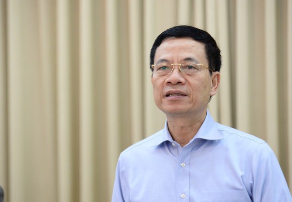 Bộ trưởng Nguyễn Mạnh Hùng: TP.HCM phải đặt mục tiêu ai cũng có smartphone - Ảnh 1. Bộ trưởng Nguyễn Mạnh Hùng: TP.HCM phải đặt mục tiêu ai cũng có smartphone - Ảnh 1.