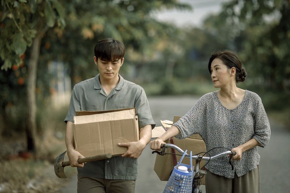 Trailer ‘Thưa mẹ con đi’ gây chú ý vì câu thoại nằm trên, nằm dưới - Ảnh 4. Trailer ‘Thưa mẹ con đi’ gây chú ý vì câu thoại nằm trên, nằm dưới - Ảnh 4.