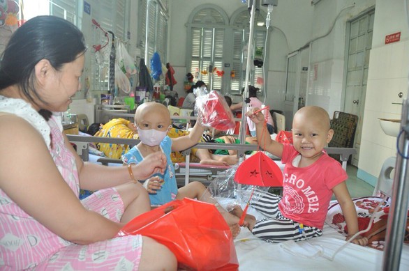 Thắp lửa trung thu cho em thi để nhớ bệnh nhi ung thư - Ảnh 1. Thắp lửa trung thu cho em thi để nhớ bệnh nhi ung thư - Ảnh 1.