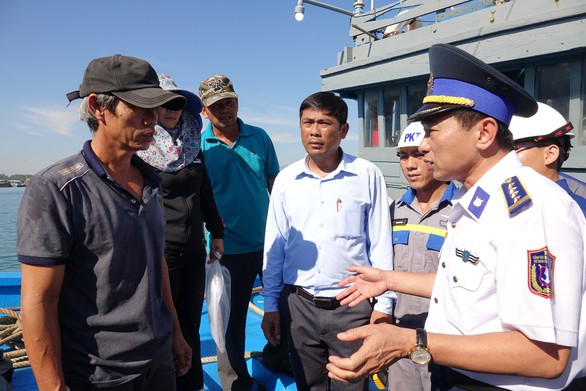 Cảnh sát biển ra Hoàng Sa cứu tàu cá trôi dạt nửa tháng - Ảnh 2. Cảnh sát biển ra Hoàng Sa cứu tàu cá trôi dạt nửa tháng - Ảnh 2.