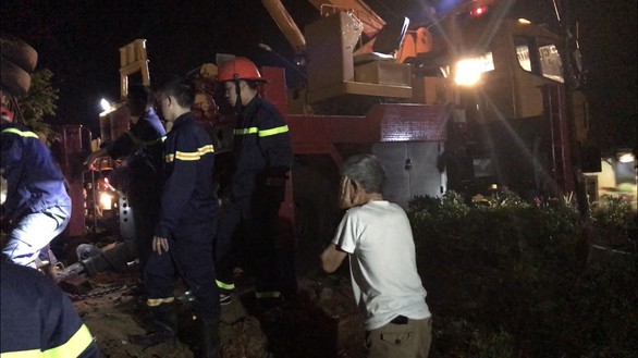 Xe khách lật trong đêm ở Đắk Lắk: Nỗ lực cứu chữa 2 nạn nhân nguy kịch - Ảnh 5. Xe khách lật trong đêm ở Đắk Lắk: Nỗ lực cứu chữa 2 nạn nhân nguy kịch - Ảnh 5.